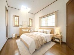 明るく開放感のある洋室。昼間は豊かな陽光が心地よく、夜はゆったりと落ち着いた空間に。■立川市砂川町8 中古一戸建■