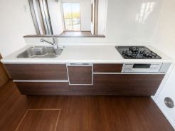 収納力のあるシステムキッチンには浄水器を完備。お手入れのしやすさや機能性、デザイン性に優れています。■立川市砂川町8 中古一戸建■