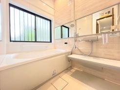 窓付きのバスルームは、採光もあり明るく気持ちの良い空間です。窓があることで日中の入浴も気持ちよくお使い頂けそうです！換気環境も良好。掃除もスムーズに出来ます。