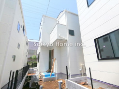 シンプルモダンな外観が特徴。閑静な住宅街に位置する邸宅です。前面道路は車通りが少なく、子育てにも安心！
■三鷹市深大寺2　新築一戸建て■