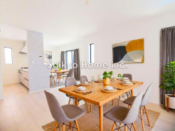 開放的な空間と、陽当たりが魅力のリビングルーム。家族の時間をゆったりと過ごせるプランニングになっています。※家具等はCG加工しております。
■立川市一番町2丁目　新築戸建て■