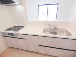 対面キッチなのでリビングにいる家族の様子がうかがえるので小さなお子様がいても安心ですね。
■立川市一番町2丁目　新築戸建て■