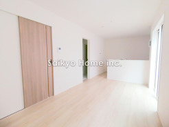 開放的な空間と、陽当たりが魅力のリビングルーム。家族の時間をゆったりと過ごせるプランニングになっています。
■府中市栄町2　新築一戸建て■