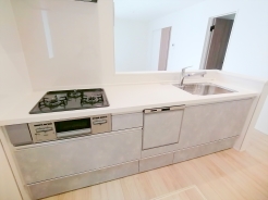 キッチンに立った位置から、リビングにいる家族に目線が届く見守りキッチン！
■府中市栄町2　新築一戸建て■