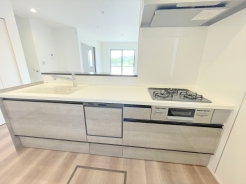 キッチンからリビング全体を見渡せるので、小さなお子様がいらしても様子を見ながら家事ができますね。
■府中市是政6　新築一戸建て■