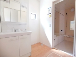 サニタリースペースには窓が備えられております。毎朝の身支度も、陽の光差し込む明るい空間で、快適にお使い頂けそうです。
■立川市西砂町2　新築一戸建て■