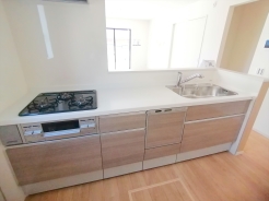 対面キッチなのでリビングにいる家族の様子がうかがえるので小さなお子様がいても安心ですね。
■立川市西砂町2　新築一戸建て■