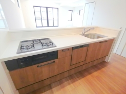 対面キッチなのでリビングにいる家族の様子がうかがえるので小さなお子様がいても安心ですね。
■府中市本町2丁目　新築戸建て■