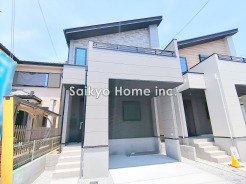 澄み渡った紺碧の空を美しく引き立たせる真っ白でシンプルながら表情豊かな外観です！
■府中市本町2丁目　新築戸建て■