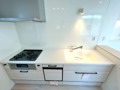 キッチンからリビング全体を見渡せるので、小さなお子様がいらしても様子を見ながら家事ができますね。
■国立市西1　新築一戸建て■