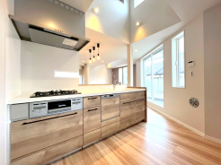 食器洗浄乾燥機、ビルトイン浄水器が装備された対面式カウンターキッチン。リビングが見渡せる設計は、小さなお子様がいるご家庭でも料理をしながら様子が伺える安心設計■国立市富士見台4　新築一戸建て■