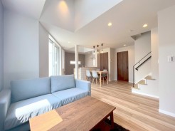 開放的な吹抜け＋窓の多いデザイン＝やわらかな陽光が隅々まで届きます。注文住宅を思わせるようなオシャレな造りの間取り・仕様。
■国立市富士見台4　新築一戸建て■