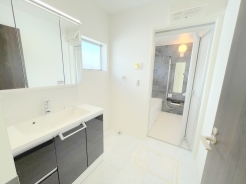 サニタリースペースには窓が備えられております。毎朝の身支度も、陽の光差し込む明るい空間で、快適にお使い頂けそうです。
■日野市東豊田3　新築一戸建て■