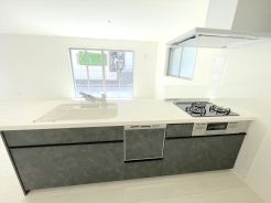 対面キッチなのでリビングにいる家族の様子がうかがえるので小さなお子様がいても安心ですね。
■日野市東豊田3　新築一戸建て■