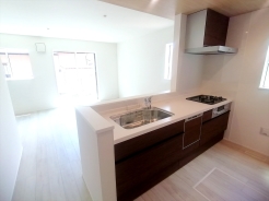 汚れ、キズ、衝撃、熱に強く清潔感のある人造大理石TOPのカウンターキッチンを採用。隙間の無いなめらか一体型シンクなのでお手入れも簡単。食器洗浄乾燥機、浄水器内蔵シャワー水栓採用■日野市多摩平3　新築一戸建て■