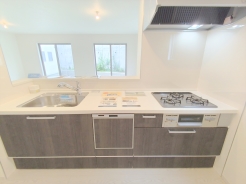 キッチンに立った位置から、リビングにいる家族に目線が届く見守りキッチン！
■八王子市館町　新築一戸建て■