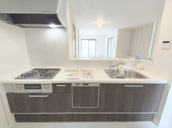 キッチンからリビング全体を見渡せるので、小さなお子様がいらしても様子を見ながら家事ができますね。
■八王子市館町　新築一戸建て■