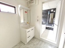 収納力を備えた三面鏡洗面化粧台を採用。日用品のストックまですっきり収納！ 爽やかに気持ちよく1日が始められるように、美しい洗面化粧台をご用意しました。
■小金井市中町2　新築戸建て■