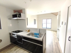 キッチンからリビング全体を見渡せるので、小さなお子様がいらしても様子を見ながら家事ができますね
■小金井市中町2　新築戸建て■