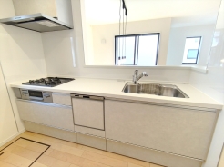 食器洗浄乾燥機、ビルトイン浄水器が装備された対面式カウンターキッチン。リビングが見渡せる設計は、小さなお子様がいるご家庭でも料理をしながら様子が伺える安心設計■立川市柴崎町5　新築一戸建て■
