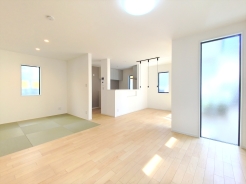 陽光ふりそそぐ明るいリビング。対面式キッチンは、家事をしながら家族の様子が一目でわかる安心＆便利設備■立川市柴崎町5　新築一戸建て■
