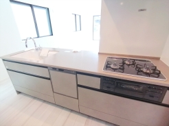 対面キッチなのでリビングにいる家族の様子がうかがえるので小さなお子様がいても安心ですね。
■小金井市梶野町3丁目　新築戸建て■