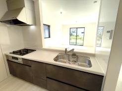 ご家族との会話を楽しみながらお料理のできる対面キッチン。ワイドシンクで調理スペースも広々とお使いになれます
■立川市一番町6　新築一戸建て■