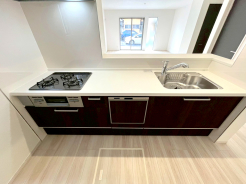 リビングにいる家族とコミュニケーションがとりやすい、人気のカウンターキッチンを採用。小さなお子さんがリビングにいても目が届くので安心。来客時には会話を楽しみながらお料理もできます。食洗機付です。■八王子市緑町　新築一戸建て■