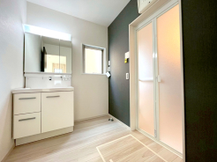 暮らしを快適に変えるシャワー付洗面台を採用。爽やかに気持ちよく1日が始められるように、美しい洗面化粧台をご用意しました。■八王子市緑町　新築一戸建て■