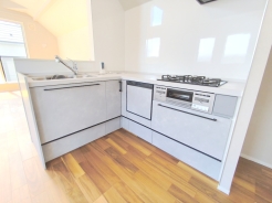 キッチンからリビング全体を見渡せるので、小さなお子様がいらしても様子を見ながら家事ができますね。
■府中市四谷1　新築一戸建て■