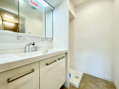 大きな三面鏡がついた洗面化粧台。鏡の裏にも収納があり洗面台がすっきりと片付きます。朝の身支度にも大変便利です。■世田谷区等々力6　マンション■