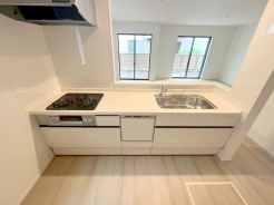 白を基調にした清潔感あふれるキッチン。広々としたシステムキッチンは使いやすく、家事仕事もはかどりそうですね。■八王子市北野町　新築一戸建■