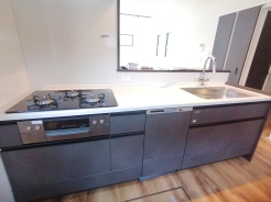 食器洗浄乾燥機、ビルトイン浄水器が装備された対面式カウンターキッチン。リビングが見渡せる設計は、小さなお子様がいるご家庭でも料理をしながら様子が伺える安心設計■三鷹市井口4　新築一戸建て■