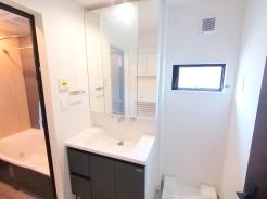 シンプルなデザインの洗面化粧台は使いやすく、お掃除も楽です。鏡の裏はすべて収納になっているので、ドライヤーなどすっきりと片付きます■三鷹市井口4　新築一戸建て■。