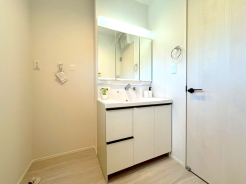 サニタリースペースには窓が備えられております。毎朝の身支度も、陽の光差し込む明るい空間で、快適にお使い頂けそうです。
■小金井市前原町2　新築一戸建て■