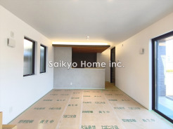 家族が集うLDKは、キッチン・ダイニング・リビングが一つの空間になった間取り。大きな窓から明るさを確保。
■府中市若松町3丁目　新築戸建て■