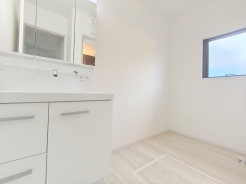 清潔なパウダールームは身だしなみチェックや肌のお手入れに最適です。収納もあり、スッキリと見映えの良い空間に拵えました。時間に余裕とゆとりを持たせます。
■府中市浅間町4　新築一戸建て■