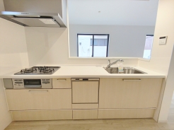 キッチンからリビング全体を見渡せるので、小さなお子様がいらしても様子を見ながら家事ができますね。もちろん食洗機もついています。
■府中市浅間町4　新築一戸建て■