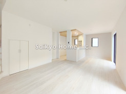 開放的な空間と、陽当たりが魅力のリビングルーム。家族の時間をゆったりと過ごせるプランニングになっています。
■府中市浅間町4　新築一戸建て■