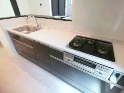 キッチン横に設けたパントリー。食品のストックや調理器具の保管に便利なスペース。
■八王子絹ヶ丘1　新築一戸建■