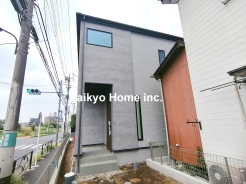 西武多摩川線「多磨」駅より徒歩約5分の駅近物件。毎日の生活に便利な設備も整っています。■府中市多磨町1　新築一戸建て■