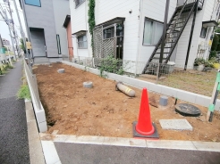 カースペースはコンクリート仕上げ。雨の日も足元は気になりません！
■府中市多磨町1　新築一戸建て■