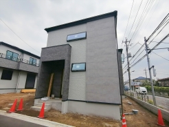 シンプルモダンな外観が特徴。閑静な住宅街に位置する邸宅です。
■府中市多磨町　新築一戸建て■