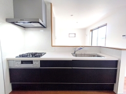 収納力のあるシステムキッチンには浄水器を完備。お手入れのしやすさや機能性、デザイン性に優れています。
■立川市砂川町8　新築一戸建■