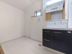 朝の身支度などには家族みんなが使う、ゆとりのある小窓もついた広々使える脱衣所です。
■立川市砂川町8　新築一戸建■