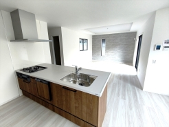 オープンな対面キッチンはお部屋全体が見渡せます。家事をしながら家族と楽しく会話したり、小さなお子様に目を配ることができます。
■八王子市兵衛2　新築一戸建■