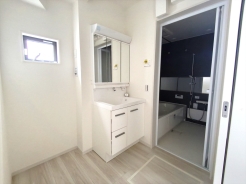 収納力を備えた三面鏡洗面化粧台を採用。日用品のストックまですっきり収納！ 爽やかに気持ちよく1日が始められるように、美しい洗面化粧台をご用意しました。
■八王子市兵衛2　新築一戸建■