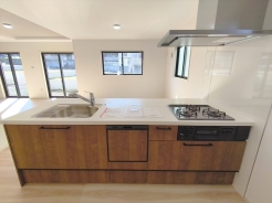 対面キッチなのでリビングにいる家族の様子がうかがえるので小さなお子様がいても安心ですね。
■八王子市兵衛2　新築一戸建■