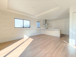 のびやかに広がるリビングは、一年を通して爽やかな光と風に癒される家族のなごみ空間です。
■八王子市兵衛2　新築一戸建■