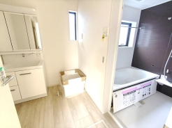 シンプルかつ機能性も追求した使い勝手の良い洗面台。広めで使いやすくお手入れもカンタン。いつでもすっきり清潔に保てます。■八王子市子安町1　新築一戸建て■